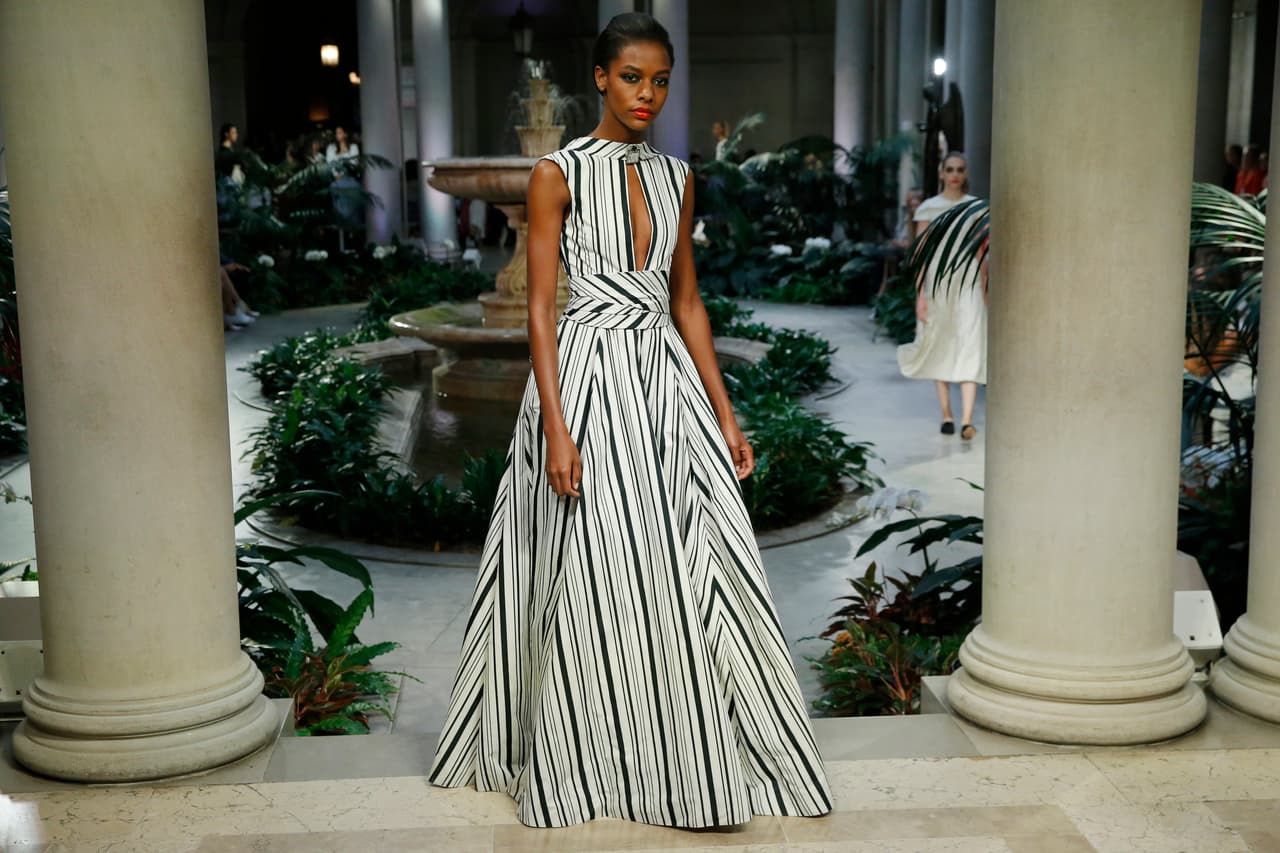 Frase 4: "Lamentablemente hoy en día hay mucha confusión sobre lo que es es sexy o es vulgar" dice justamente una diseñadora que no tiene miedo a enseñar piel con cortes y escote atrevidos pero que es estratega en crear equilibrio para enseñar solo en la justa medida.