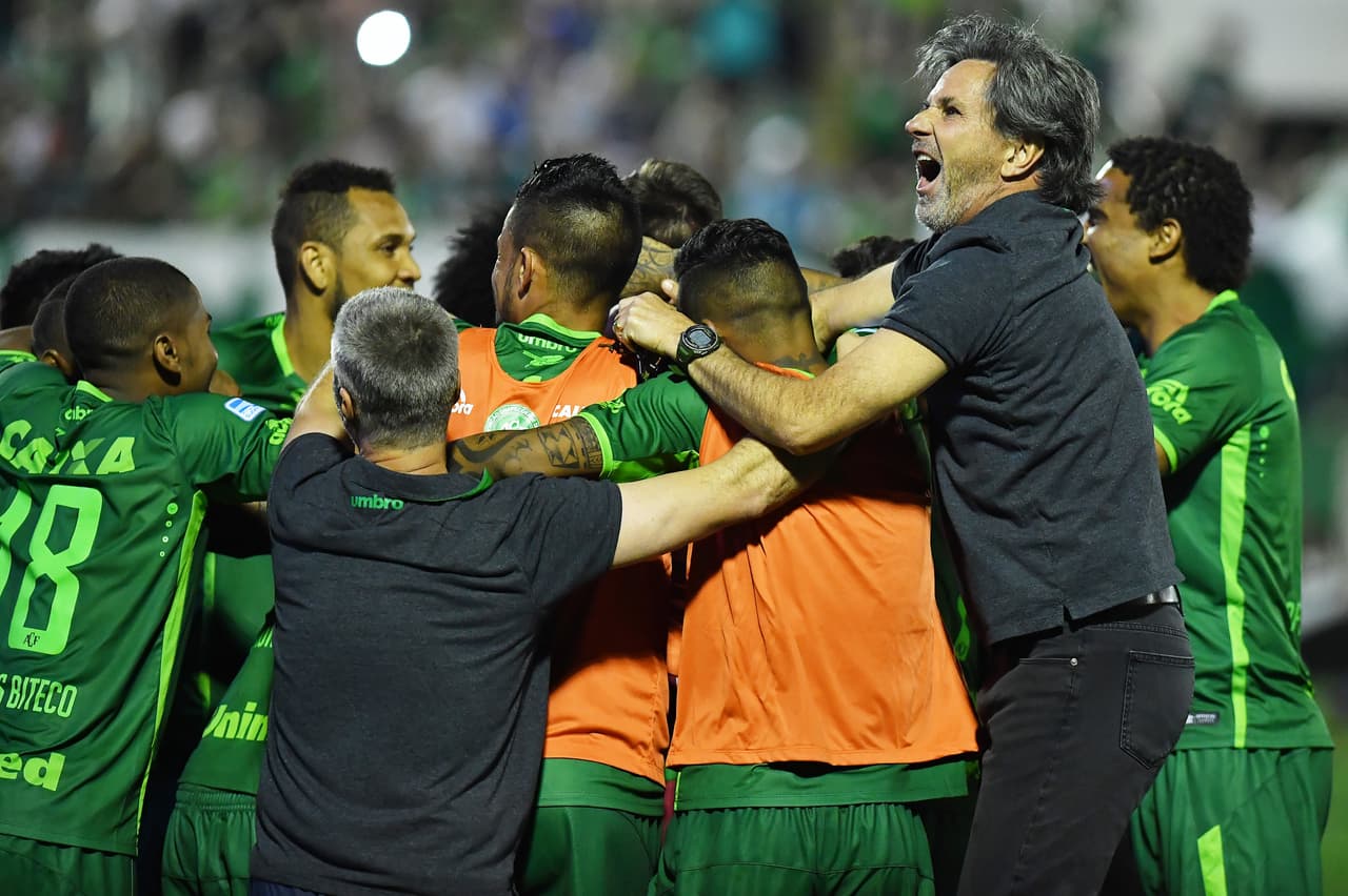 Rafael Gobbato:fisioterapeuta.Luiz Grohs: analista de desempeño.Maulo Bello: miembro de la junta directiva.Edir De Marco: miembro de la junta directiva.David David Barela: invitado del equipo.Delfim Pádua Peixoto Filho: invitado del club.