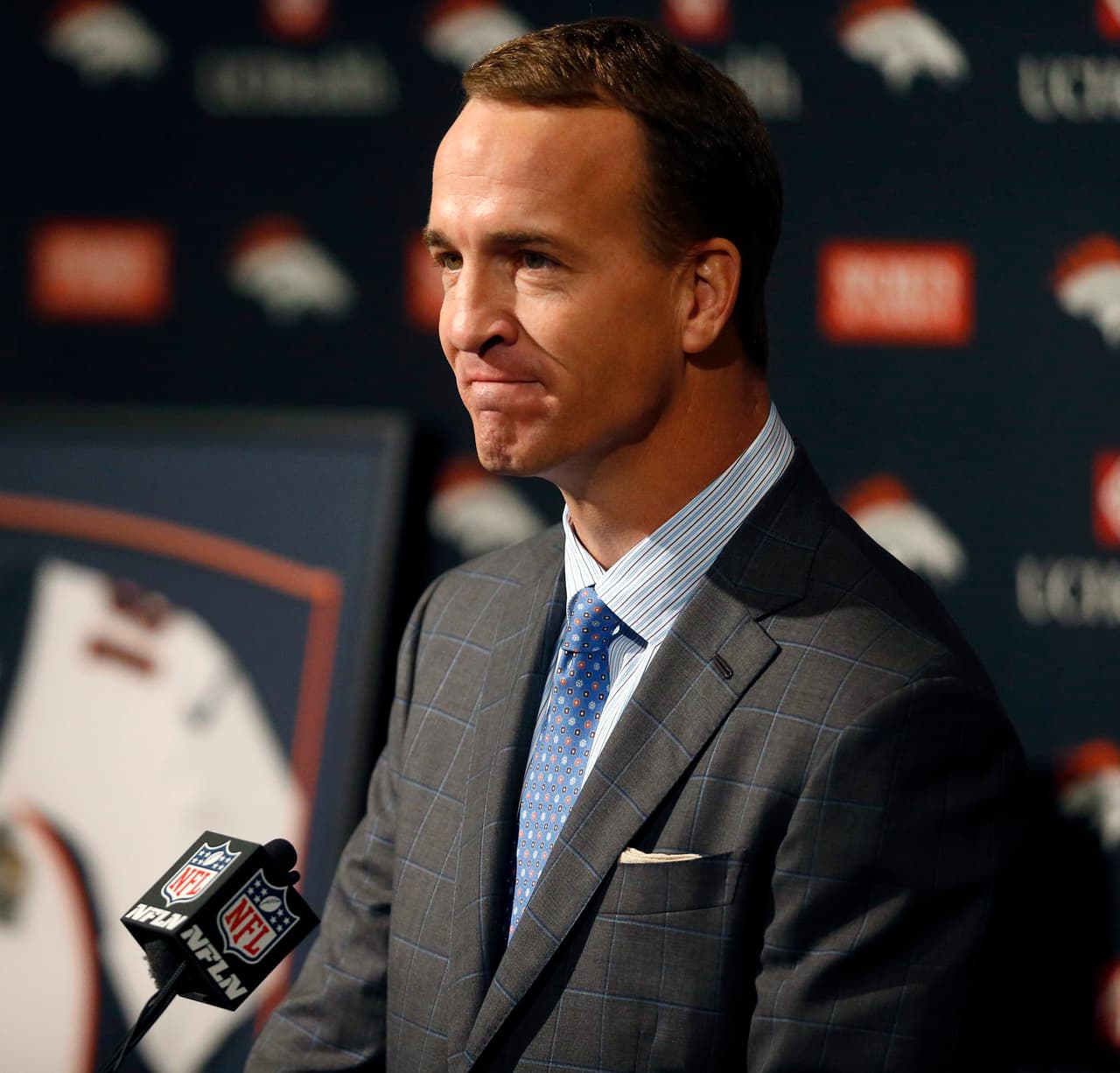 La voz de Manning se entrecortó por primera vez al recordar sus 18 años de carrera como profesional.