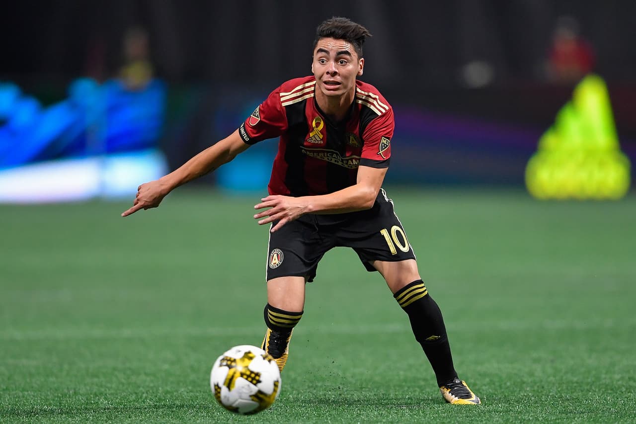 En poco tiempo Miguel Almirón se convirtió en un referente dentro de la MLS. El enganche paraguayo de 23 años llevó a Atlanta United a lo más alto en su temporada de debut, con una producción de 14 asistencias. El conjunto de Gerardo Martino finalizó en la cuarta plaza de la Conferencia Este y es el tercer equipo en expansión en lograr la clasificación a los Playoffs en la historia de la liga. En 2017 Almirón fue el futbolista más 'vendedor' de camisetas en la MLS. (USA Today Images)
<br>