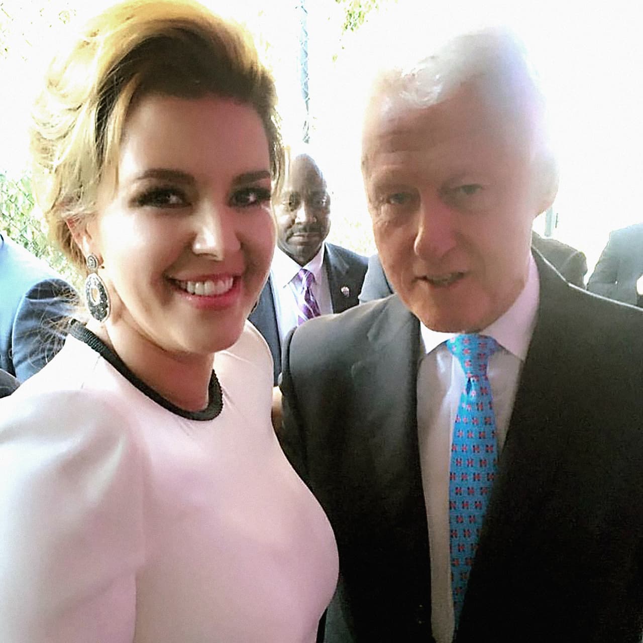 Hace una semana, Alicia Machado
<a href="https://www.instagram.com/p/BKUiOuxDsXH/">publicó en su cuenta de Instagram</a> esta fotografía con Bill Clinton, acompañada de este texto: “Thanks for your time! Was my honor to meet our former President @billclinton.usa we are with @hillaryclinton 🇺🇸🇻🇪🙏🏻🌹 #democrats2016”, (gracias por su tiempo, fue un honor conocer a nuestro expresidente @billclinton.usa estamos con @Hillaryclinton).