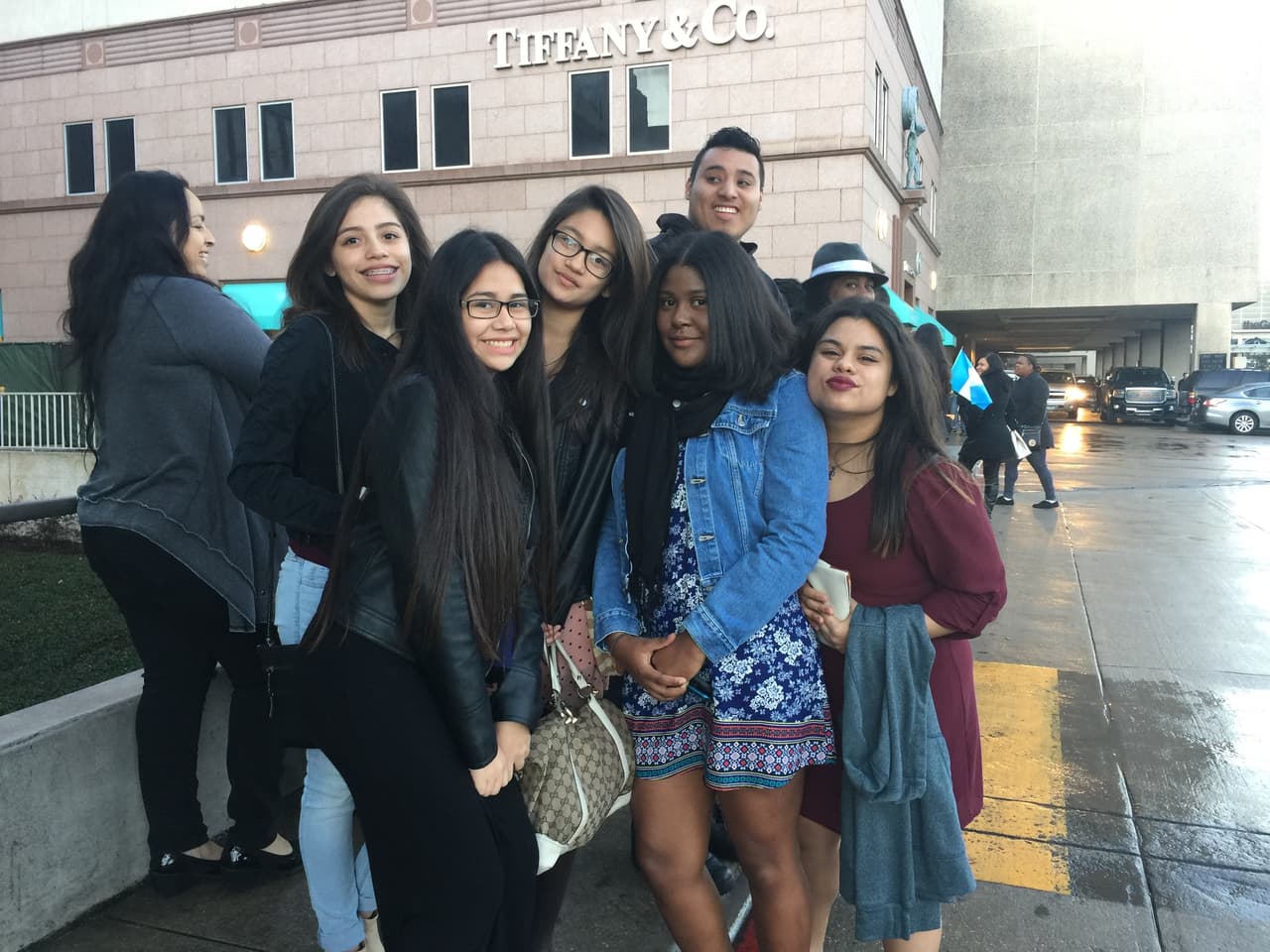 Cantando y con toda la energía se hicieron sentir los jóvenes texanos que madrugaron en busca de la oportunidad de sus vidas. Cada uno tuvo la misión de convencernos con su talento, personalidad y estilo único, muchos audicionaron pero sólo los mejores subirán al escenario.