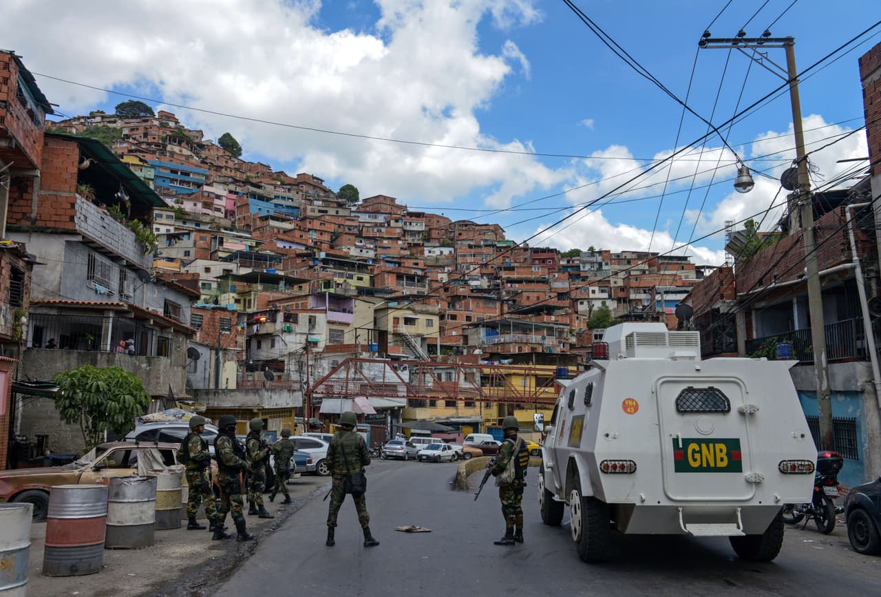 La policía militarizada de la Guardia Nacional durante un operativo en un barrio de Caracas, en julio de 2015.
