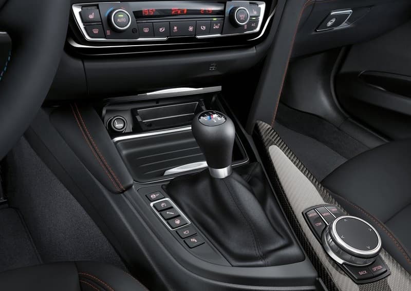 La transmisión posee doble embrague y siete velocidades, esto permite que, según BMW, el M4 Coupé acelere de 0 a 62 millas por hora en 4.0 segundos.