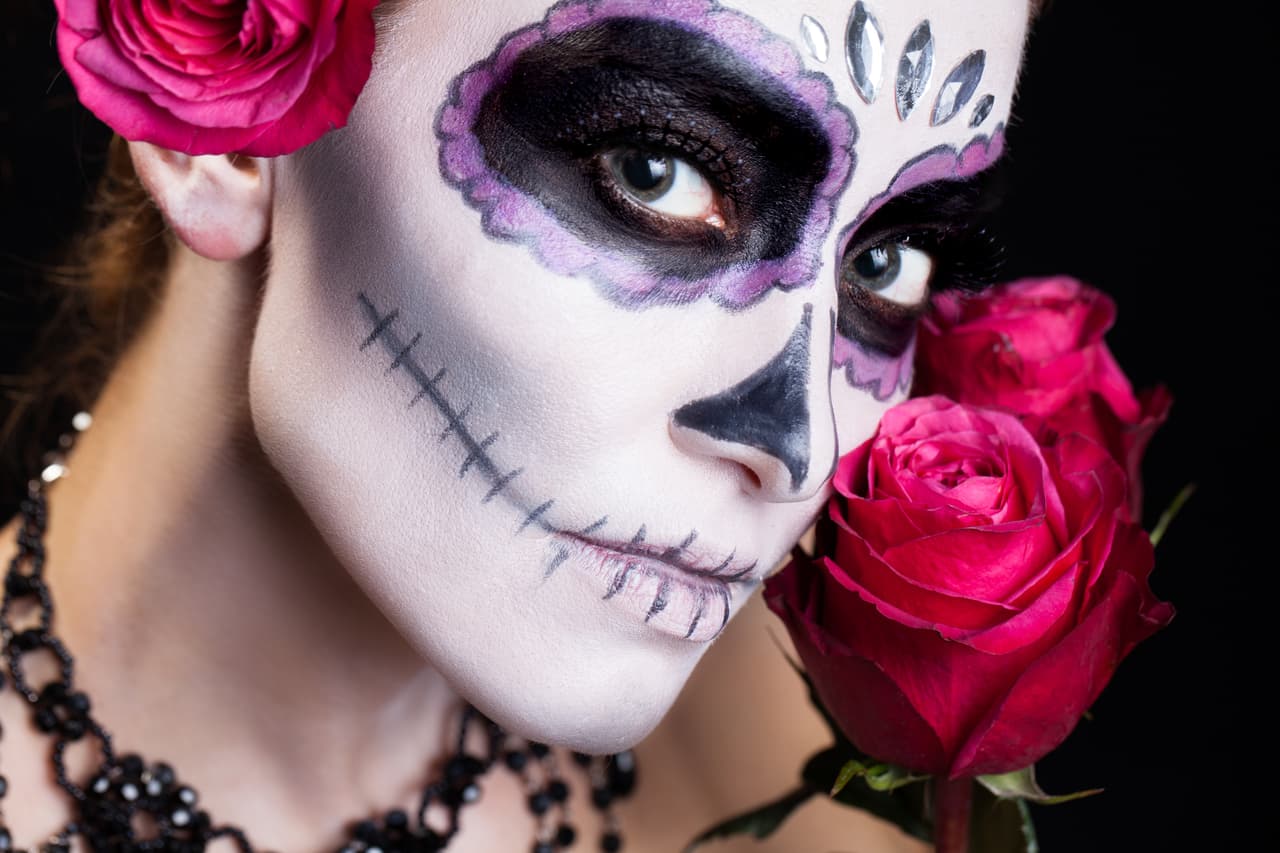 En cuanto a la base, servirá una sombra de lápiz blanco en el contorno del rostro.