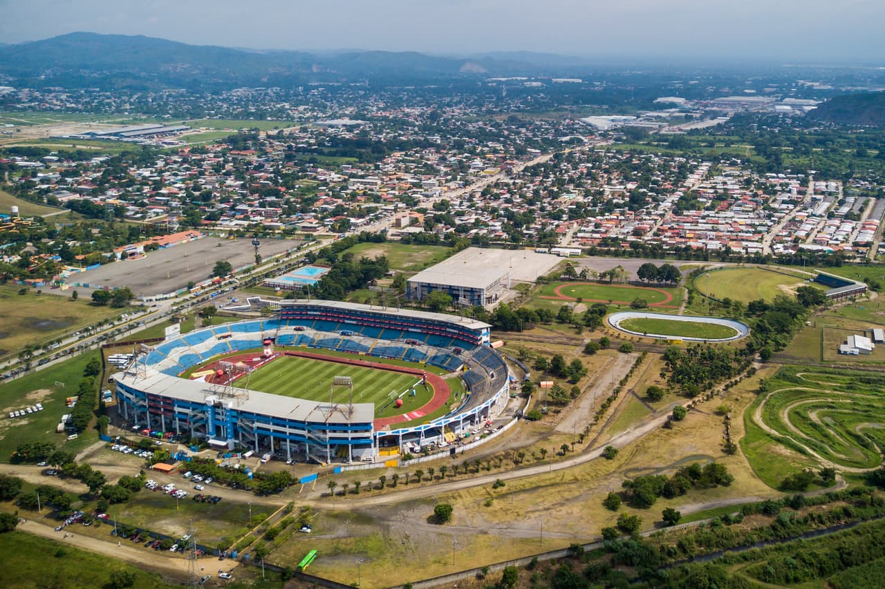 El Estadio Olimpico Metropolitano en San Pedrode Sula vivió por primera vez un repechaje rumbo a un Mundial.