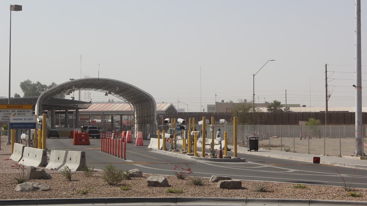 Paso fronterizo entre San Luis, Arizona, y San Luis Rio Colorado, Sonora
