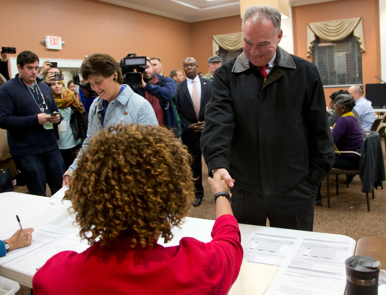 Tim Kaine, compañero de boleta de Hillary Clinton, ha sido una pieza clave del partido demócrata en Virginia. Kaine, que ha hecho gran parte de su carrera política en este estado, se presentó a votar muy temprano en el condado de Richmond.