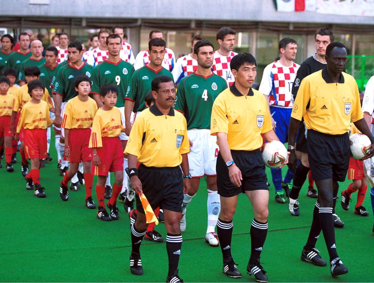 Para el Mundial del 2002, "El Vasco" Aguirre le dio la responsabilidad de portar la banda de capitán. Tenía tan solo 23 años y los tres juegos de fase de grupos (Croacia, Ecuador e Italia) lo catapultaron como uno de los mejores zagueros jóvenes en Europa.