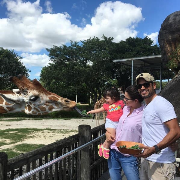 En su visita al zoológico se divirtió mucho explorando y conociendo nuevos amigos. La jirafa es uno de sus animales favortios.