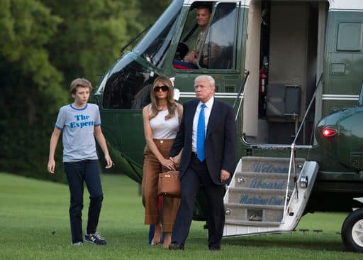 Más de 540,000 personas firmaron recientemente una petición de Change.org pidiendo que Melania se trasladara a la Casa Blanca o los Trump paguen por los costos de seguridad de su residencia neoyorquina.