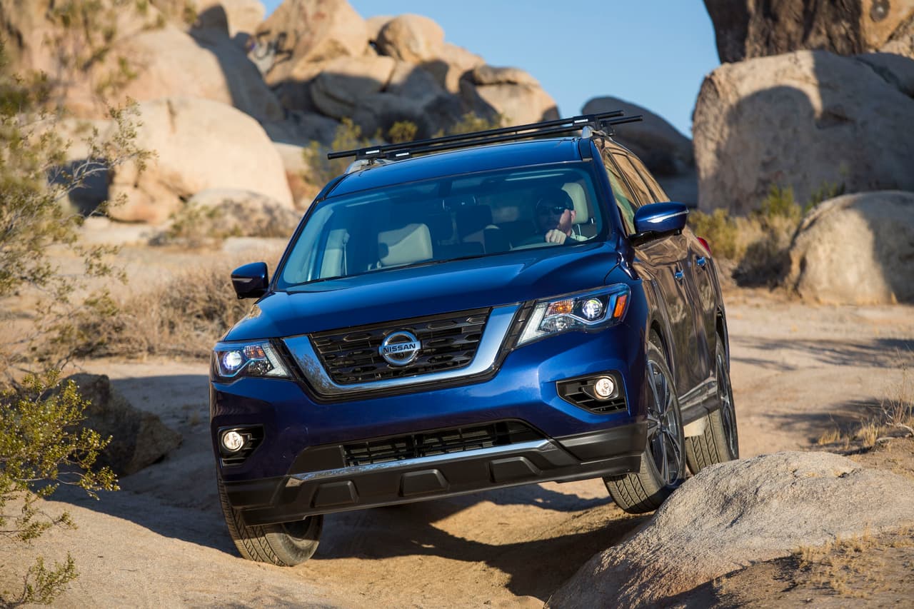 Nissan Pathfinder 2017 no es precisamente una todoterreno, pero en las mpanos adecuadas se puede sacar uno que otro truco de adentro de la manga.