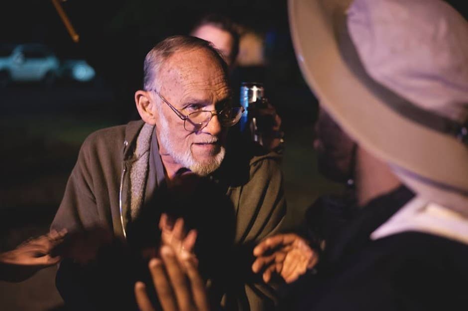 Los manifestantes se alinearon cuando un defensor confederado expresó su derecho a protestar. "La supremacía blanca ha estado encima de una caja de jabón durante demasiado tiempo. Es hora de cortar esto. No puedes tener libertad de expresión cuando estás diciendo cosas odiosas ", dijo uno de los oponentes.