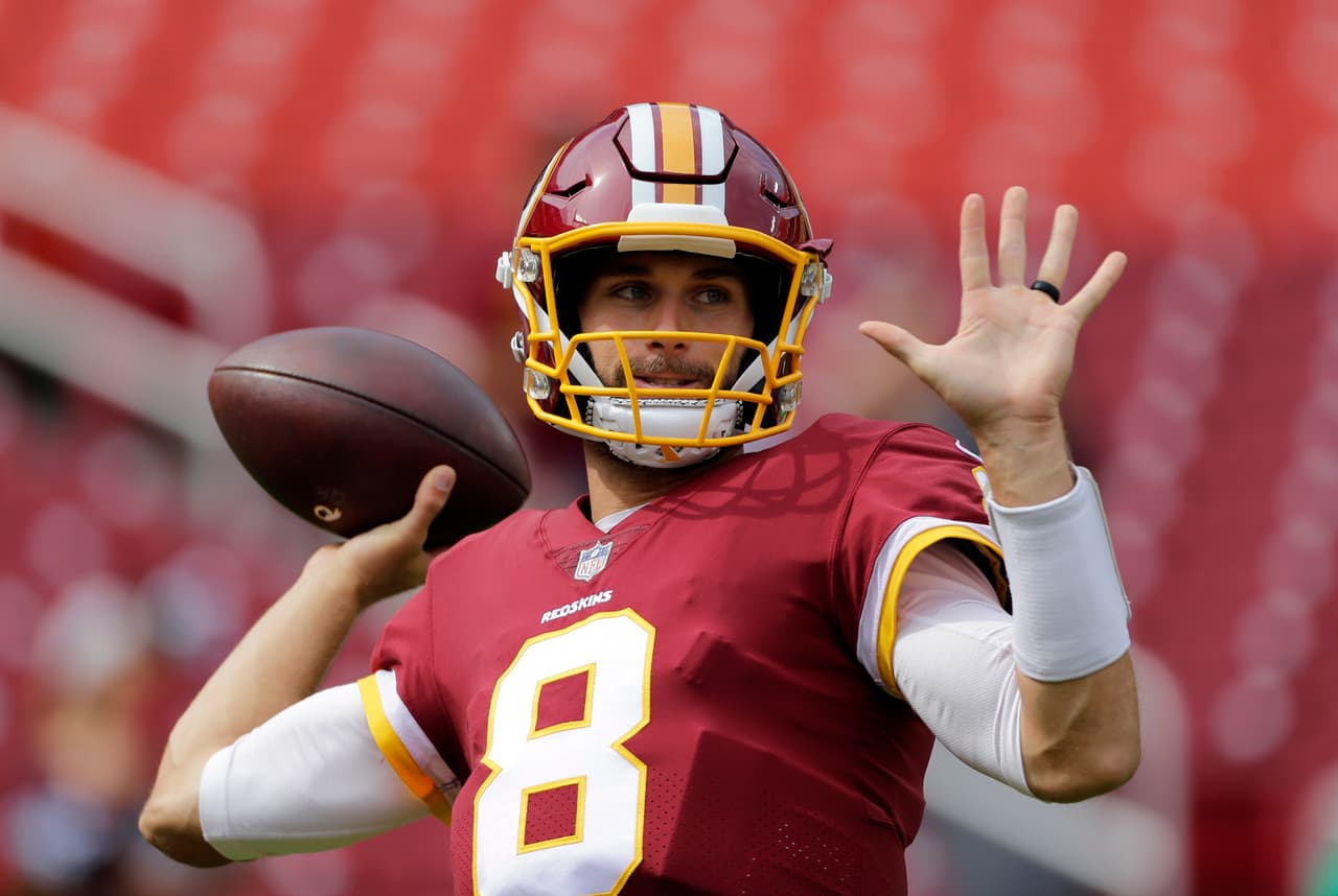 <b>8. KIRK COUSINS | Washington Redskins</b>
<br>Poco valorado tanto en la vida real como en el Fantasy, Cousins es un mariscal de campo con cifras brutales que quizás tendrá su mejor año en busca de su ansiado contrato multianual, que muy probablemente llegue fuera de DC. La temporada pasada acabó dentro del Top 5 de la posición superando los 300 puntos y estuvo a nada de llegar a las 5 mil yardas por aire. Es factible pensar que difícilmente repetirá esos números sin DeSean Jackson y Pierre Garçon pero se mantuvieron Jordan Reed -su objetivo predilecto-, Jamison Crowder y llegó Terrelle Pryor, quien superó las mil yardas sin tener un QB decente en Cleveland. Será una temporada fastuosa para Cousins.