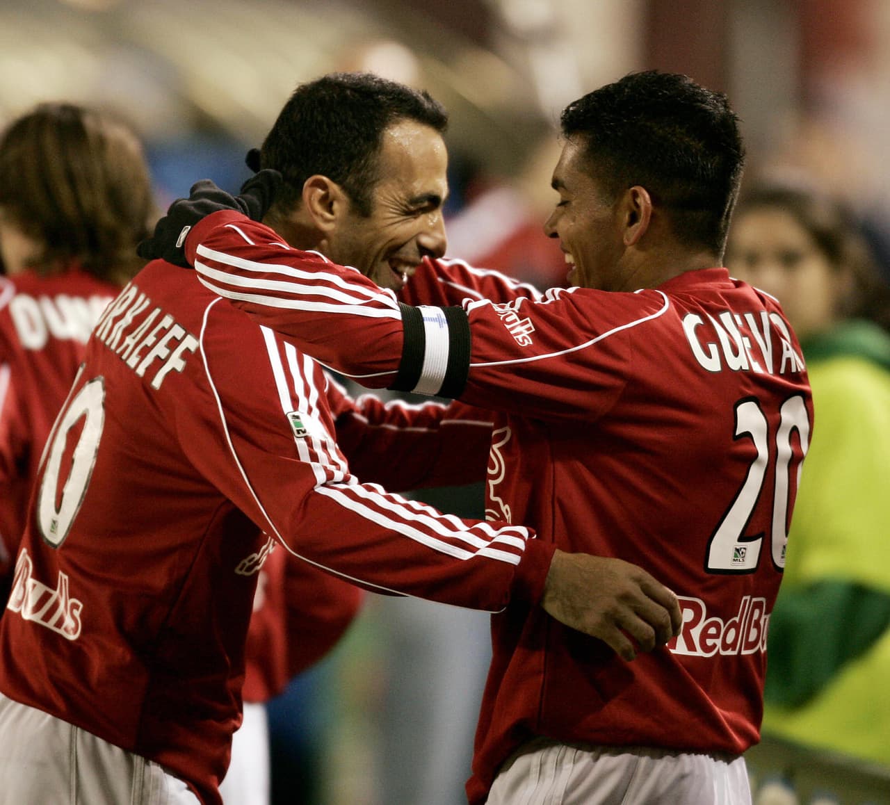 Amado Guevara celebra con el francés Youri Djorkaeff su hat-trick