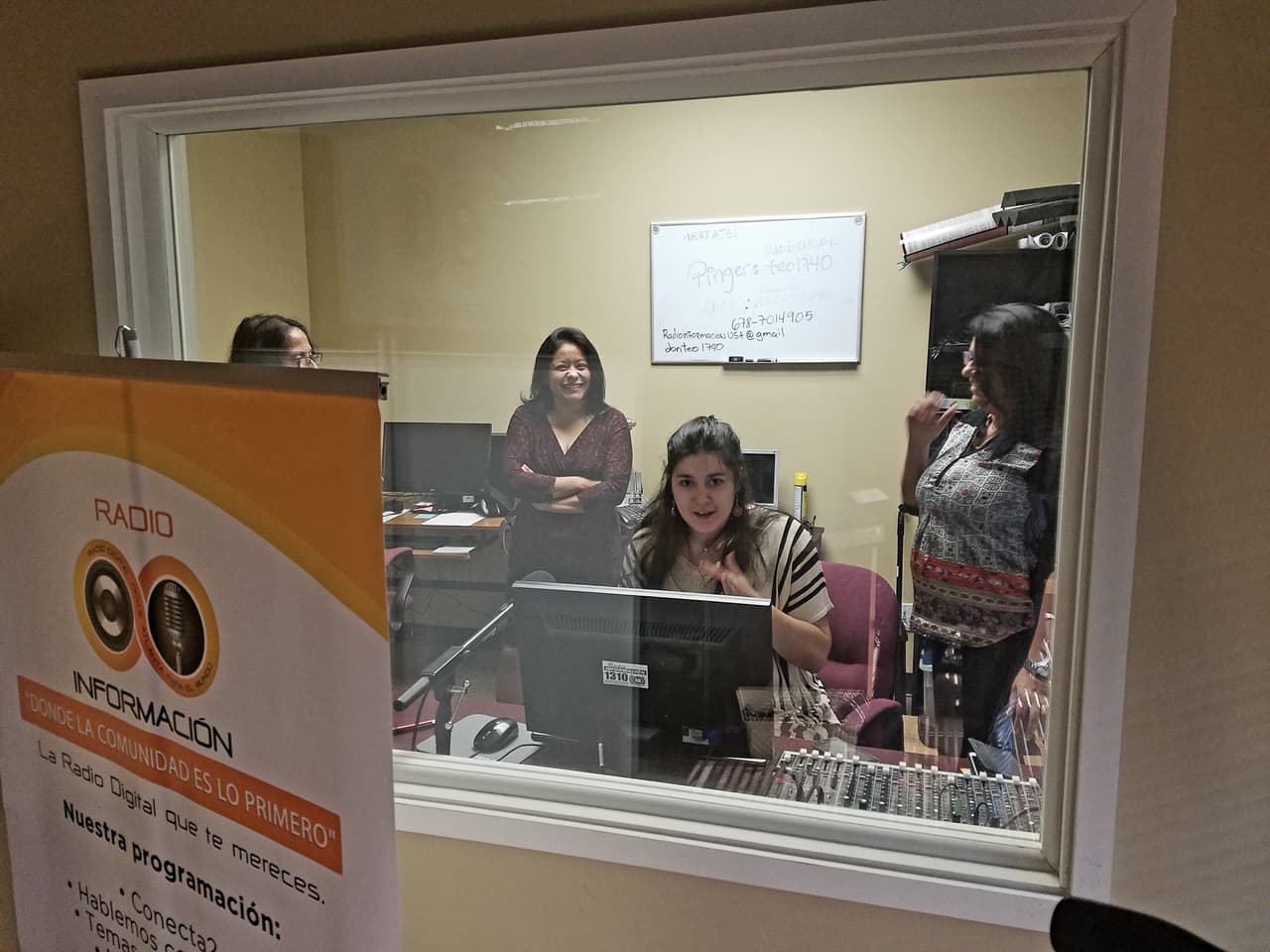 La candidata a la asamblea estatal Brenda López (tercera por la dcha.) anima por radio a votar