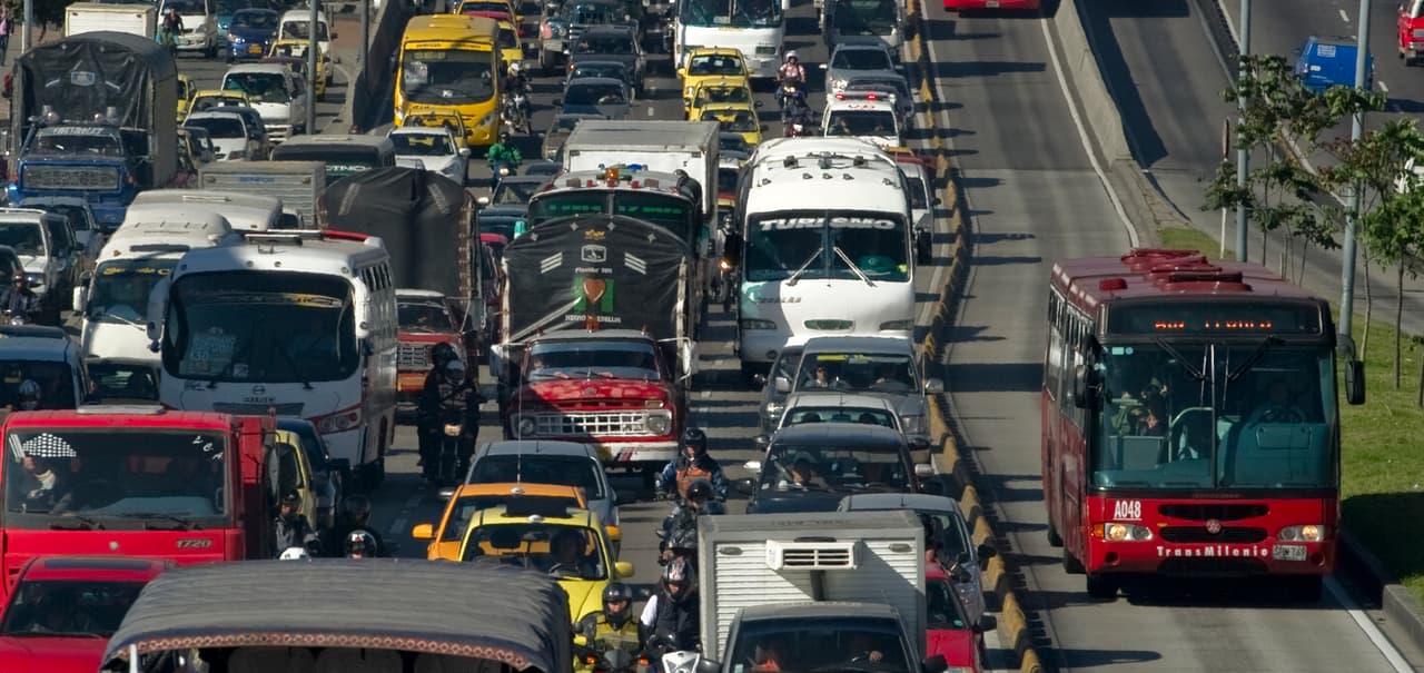 Los tiempos de viaje en Bogotá superan la hora y media entre el hogar y la escuela o el trabajo.