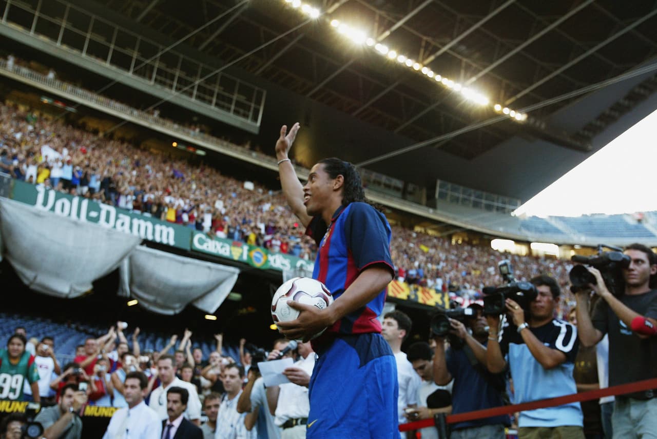 En 2003, dio el salto clave de su carrera al pasar a ser jugador de Barcelona de España, que tras la salida de Rivaldo en 2002 había un referente en el ataque. De Ronaldinho habían muchas expectativas por parte del público catalán.