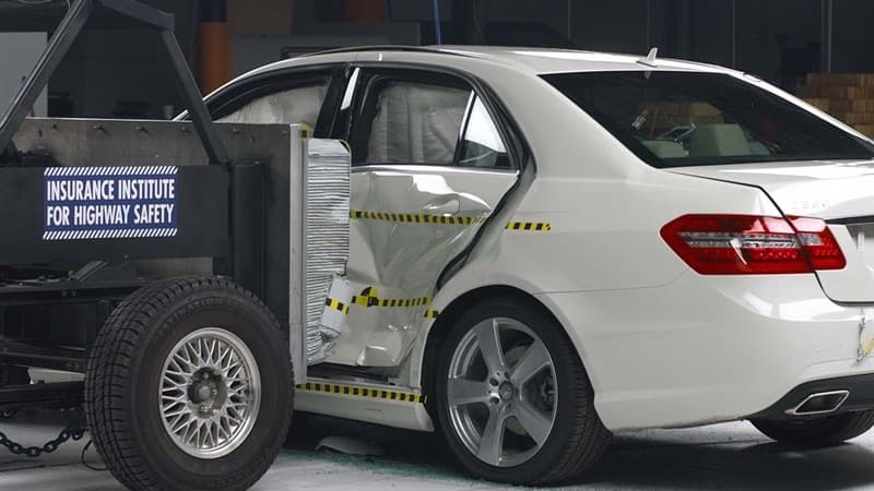 El
<b>Instituto de Seguridad Vial de las Aseguradoras</b> (
<b>IIHS</b> por sus siglas en inglés) dio a conocer un
<b>estudio sobre la seguridad en las vías de Estados Unidos</b>. Dicho estudio concluye que la recuperación económica ha traido más manejo y con este han llegado también actitudes riesgosas tras el volante con los consecunetes accidentes y perdidas de vidas. El indice general de muertes de conductores para 2014 subió a 30 de 28 millones de conductores muertos en accidentes por cada millon de vehículos registrados en 2011.
<br>
<br>El estudio también identificó como los autos más seguros a aquellos
<b>modelos con una incidencia menor a 8 muertes de conductores por cada millón de vehículos registrados,</b> tomando en cuenta modelos
<b>2014</b>, e incluyendo también modelos entre 2011 y 2015 si el modelo en particular no fue rediseñado sustancialmente durante ese periodo.