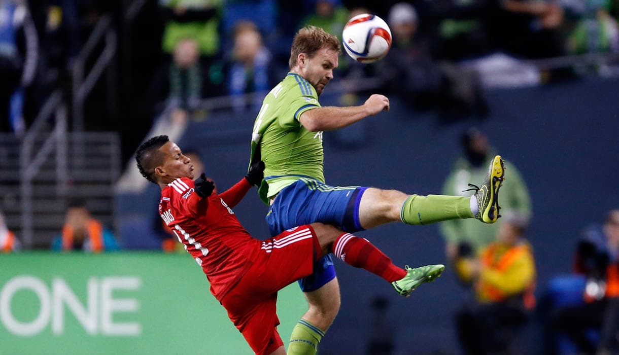 DEFENSOR DEL AÑO | En 2014, Chad Marshall (de verde en la foto) ganó el premio por tercera vez en su carrera, un récord en la historia de la MLS. Este año no está nominado.