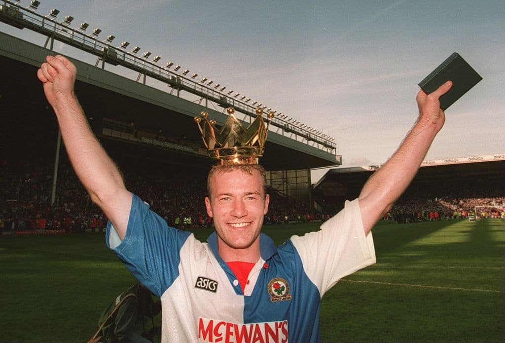 También en Inglaterra, pero en 1995, el Blackburn Rovers consiguió la hazaña cuando nadie lo esperaba luego de más de 80 años sin un título. El técnico era Kenny Dalglish y empezaba a despuntar el delantero Alan Shearer. La última jornada fue dramática, necesitan ganar para ser campeones pero perdieron con el Liverpool y la única opción era entonces que Manchester United no ganará, tal como sucedió al empatar con West Ham.