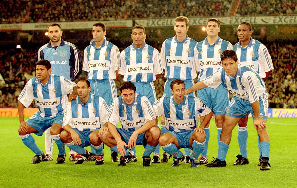 Con los siempre y todo poderosos Real Madrid y FC Barcelona en España también se han dado casos así. El más recordado de todos, el del Deportivo La Coruña de la campaña 1999-2000. Con Javier Irureta como director técnico y jugadores del calibre de Roy Makaay, Djalminha y Mauro Silva. A falta de tres jornadas ganaron la Liga y más adelante también dos Copas del Rey y dos Supercopas de España.