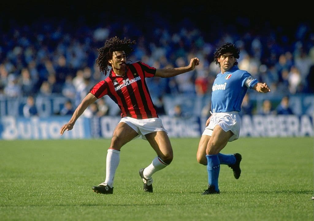 No es que fuera una sorpresa que un equipo de Diego Armando Maradona consiguiera un trofeo, pero el Napolés nunca había logrado un scudetto hasta que llegó el 10 argentino. En la campaña 86-87 no sólo consiguió el tan ansiada liga sino que ganó la Copa de Italia.
