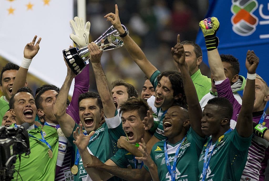 Algo similar, pero mejorado, hizo el León también en México. Ascendió en el Clausura 2012, luego de varios años en la categoría de ascenso pese a ser un histórico de aquel fútbol, y en el Apertura 2013 y en el Clausura 2014 levantó el ansiado trofeo de Liga bajo la dirección técnica de Gustavo Matosas.