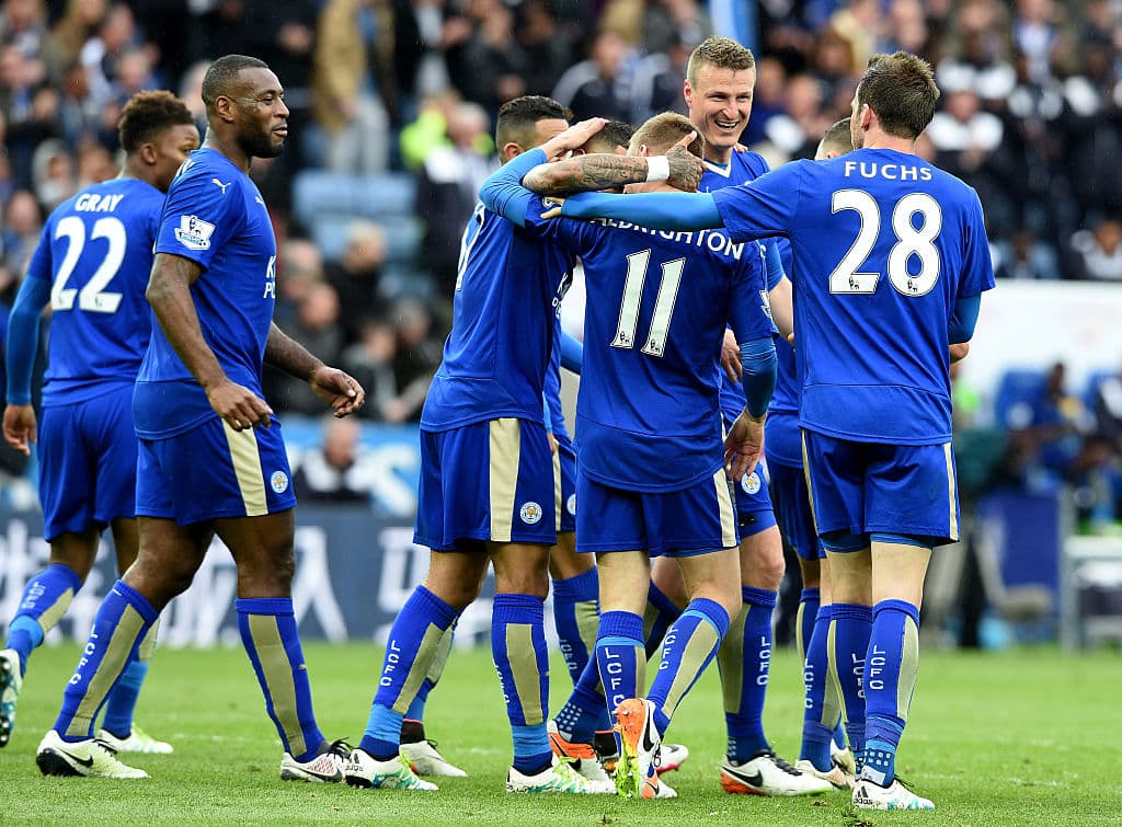 Finalmente el Leicester es la más reciente adquisición de esta relación. Se pensaba que estaba destinado al descenso con una nómina discreta en medio de un fútbol multimillonario. Claudio Ranieri dirige un equipo espectacular y solidario, que ahora ya es parte de la leyenda.