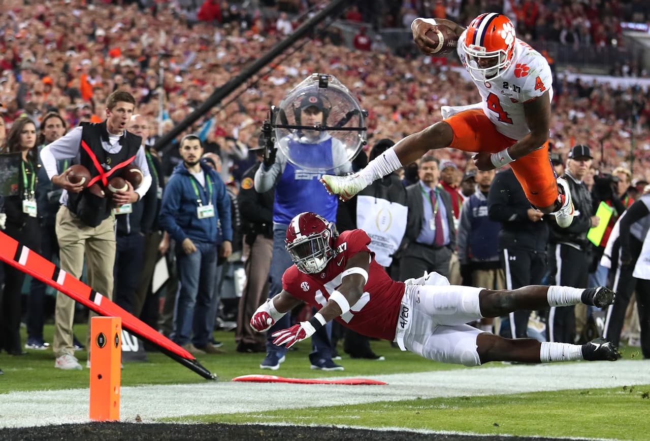 Watson es detenido a escasas dos yardas de conseguir el touchdown terrestre en el último cuarto del campeonato nacional del fútbol universitario.