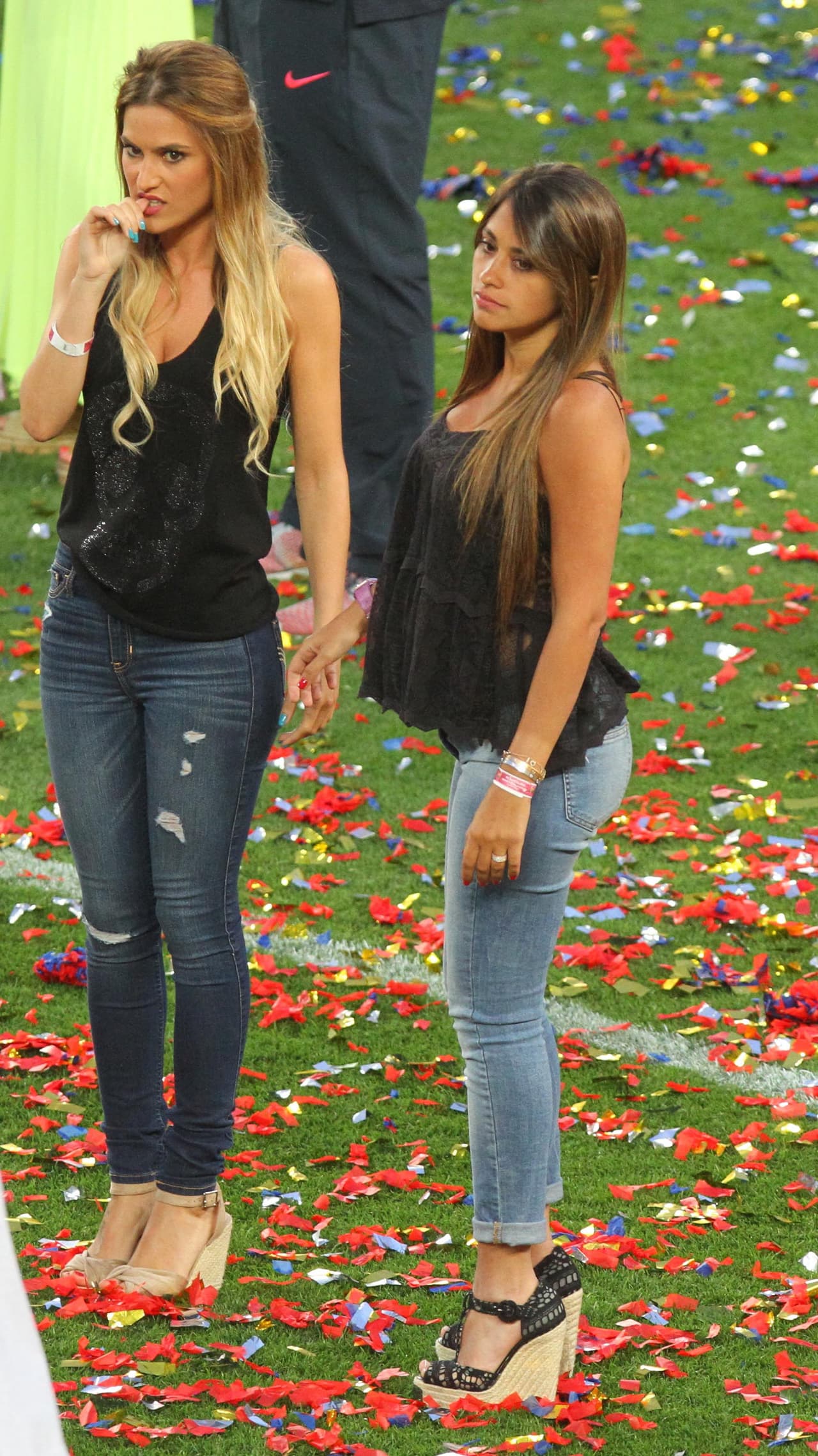La guapa esposa del futbolista, Antonella Rocuzzo, también estuvo presente.