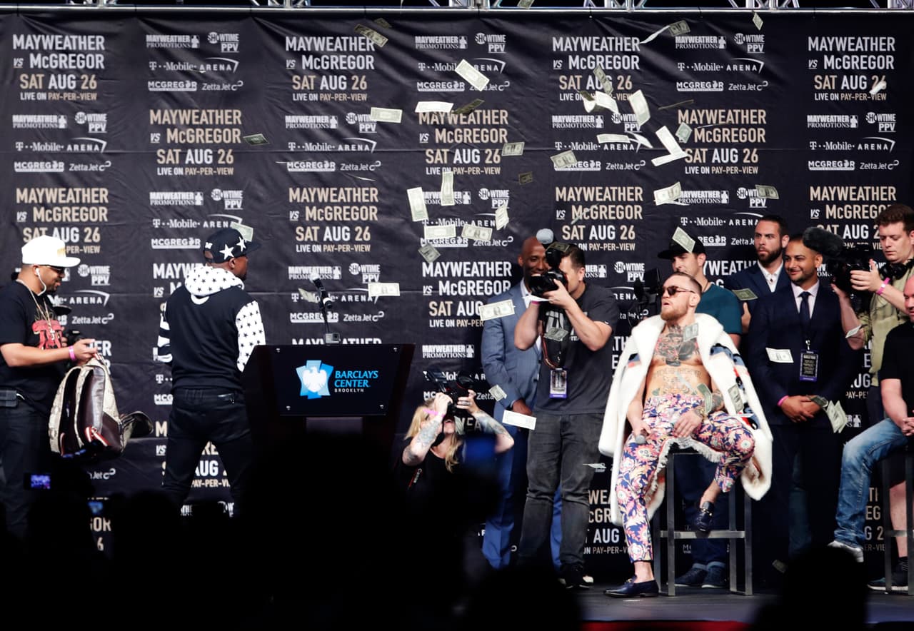 Antes, en el segundo encuentro en Toronto, 'The Notorious' McGregor agarró la cartera de Mayweather, la abrió y dijo: "¿Solo cinco mil dólares? ¿Eso es todo lo que tienes aquí?". Por eso, el estadounidense le arrojó al rostro dólares en Nueva York, en el tercero de los cuatro cara a cara pactados para promocionar su pelea del 26 de agosto en Las Vegas.
