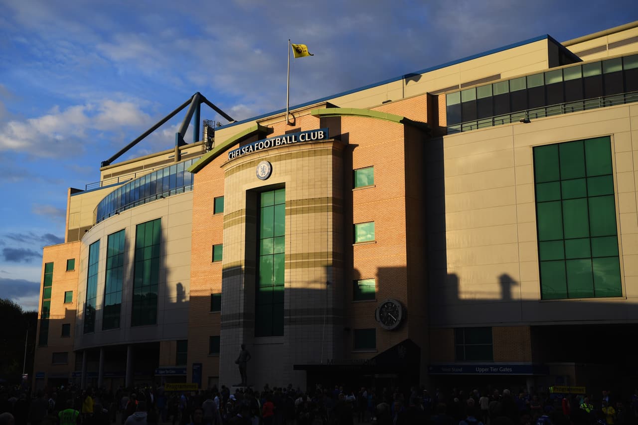El Stamford Bridge tiene 139 años de existencia y ha sido varias veces remodelado. Este escenario, casa del Chelsea, tiene sillas individuales y es capaz de recibir cerca de 42 mil personas.