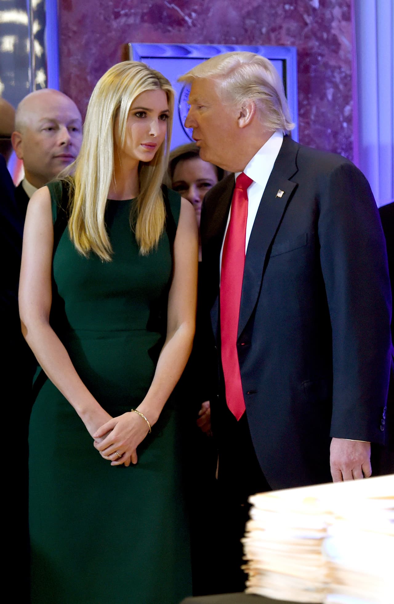 También se comunicó con Ivanka Trump, momentos antes de responder las preguntas de los periodistas.