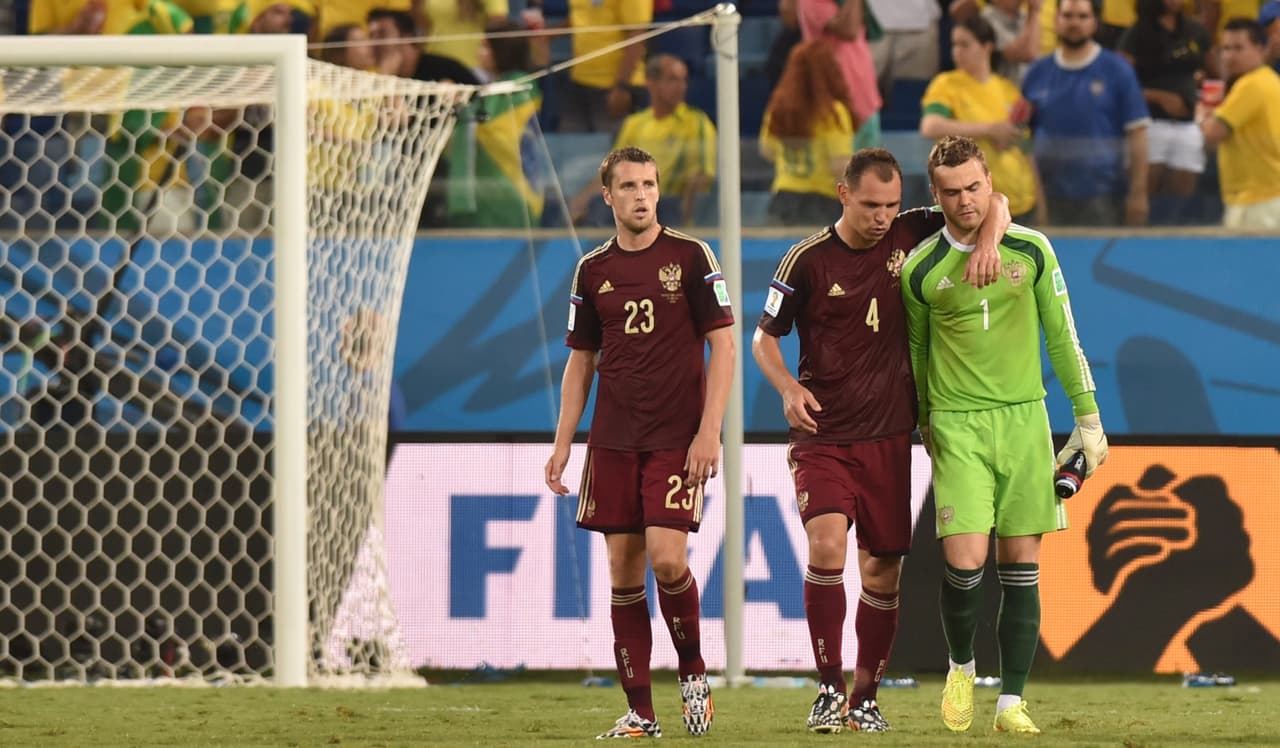 Compañeros de Akinfeev como Sergey Ignashevich y Dmitri Kombarov intentaron levantarle el ánimo.