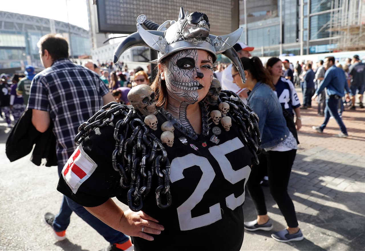 Los seguidores británicos se pusieron las pieles de los equipos y vivieron como propia la fiesta de la NFL estadounidense.