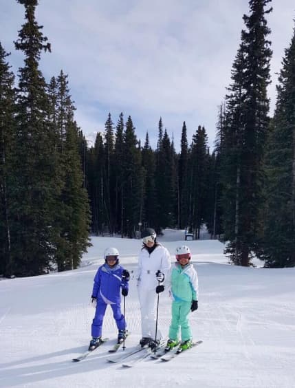 Nada como disfrutar con la familia, aquí la vemos esquiando con sus muñecas.