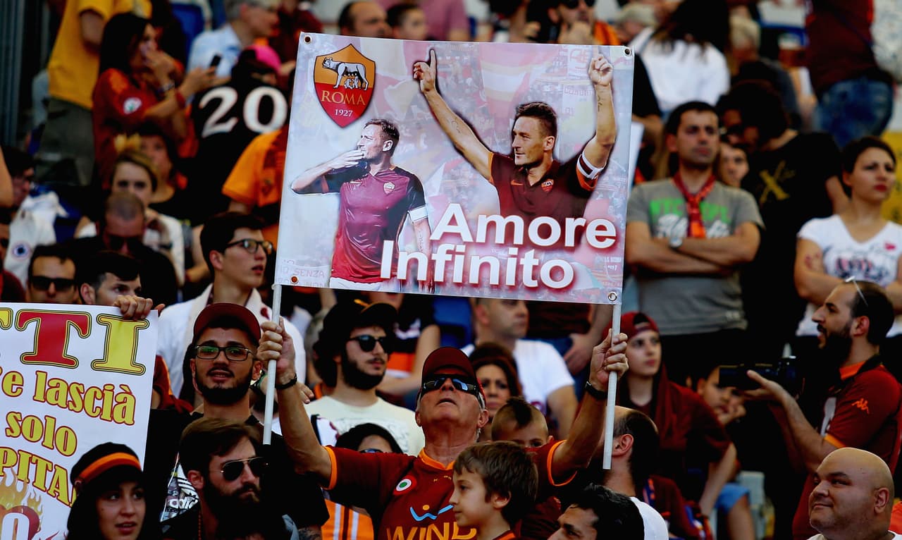 Los fanáticos de Roma le dieron una cálida despedida a Francesco Totti, el eterno capitán, en su despedida del fútbol profesional. Todos vistieron el '10', llevaron pancartas y posaron con una estatua y aclamaron al jugador, que fue suplente contra Genoa pero entró en el triunfo 3-2, en su último juego tras 24 años con el equipo.