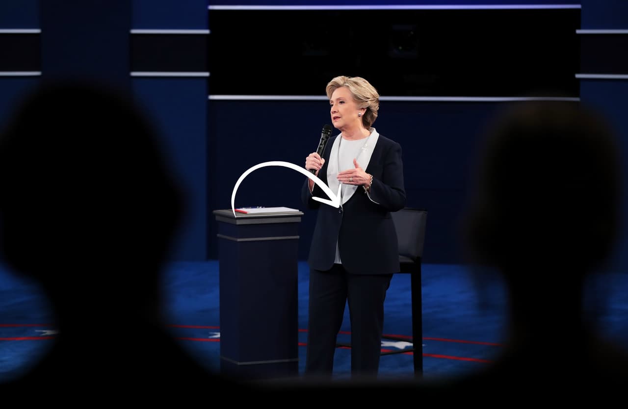 3. Este debate tenía el reto de que los candidatos debían caminar y moverse en el set, debían además interactuar con el público, eso hizo que no solo nos fijáramos en su tradicional sastre de un solo botón y bolsillos discretos sino en sus movimientos, en la forma como se desempeñó en un escenario abierto.