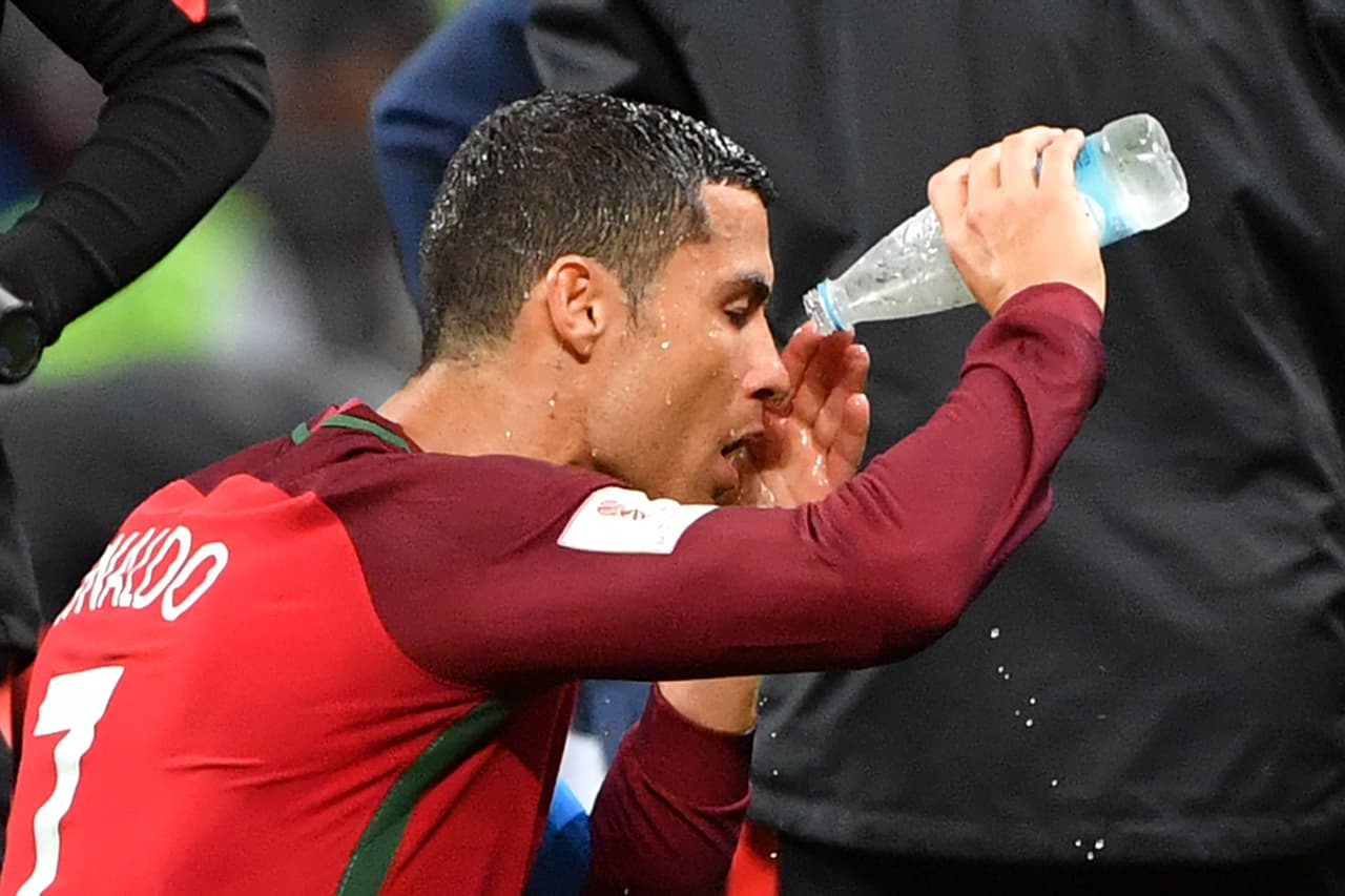 Tras los 90 minutos reglamentarios, Cristiano Ronaldo buscó refrescar sus ideas en medio del ahogo de la táctica chilena.