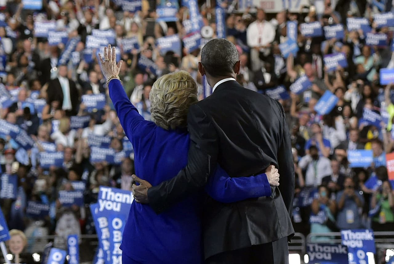El pelo de la candidata sometido a tanto escrutinio durante estos meses lució ayer muy bien peinado y con volumen aunque algo rígido. Lo que sí queda claro es que atrás han quedado esos días de Secretaria de Estado en los que su pelo, quizás por el trajín mismo de su cargo, lucía largo y algo descuidado.