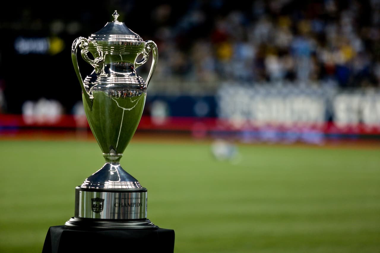 Ahora el trofeo de la U.S. Open Cup es un poco más moderno pero mantiene algo de tradición. Este es el trofeo que se le entrega al actual campeón.
