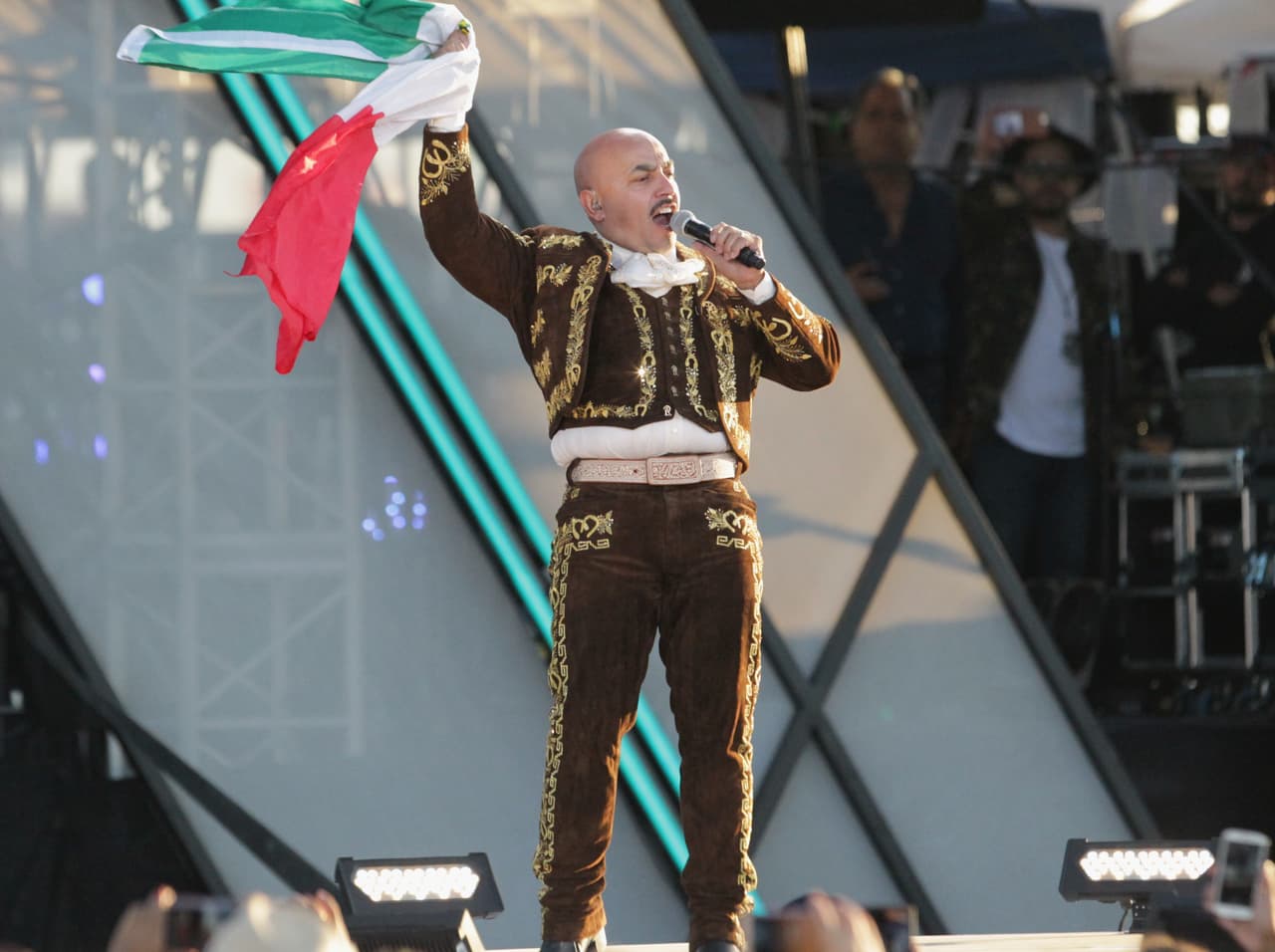 'El Toro del Corrido' también fue jornalero en sembradíos de uvas y tomates, demostrando lo trabajador que es.