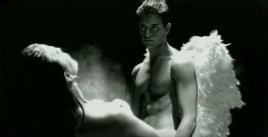 10. En 1993 fue el modelo del video "Mírala, míralo" de la 'Reina del rock', Alejandra Guzmán.