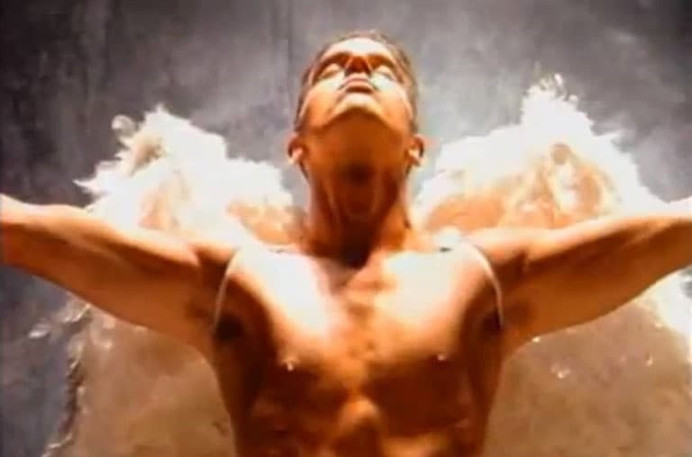 En este video mostró su cuerpazo al disfrazarse de ángel y pintó su piel de color dorado.