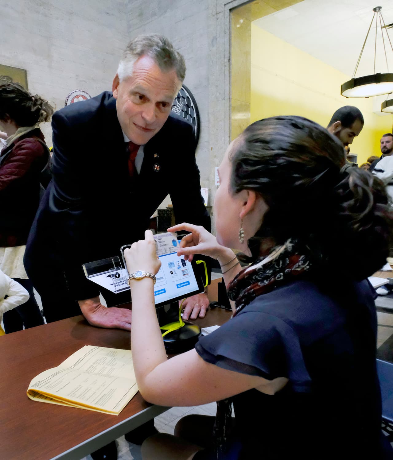 El gobernador de Virginia, Terry McAuliffe, se presentó a votar la mañana del lunes en la biblioteca pública de Richmond. McAuliffe esperó una hora en fila para entregar su boleta.