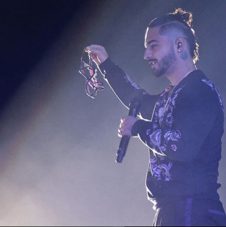 No cabe duda de que muchas hubieran dado lo que sea por estar en los zapatos de esa pequeña, pues en más de una presentación le han lanzado prendas íntimas.