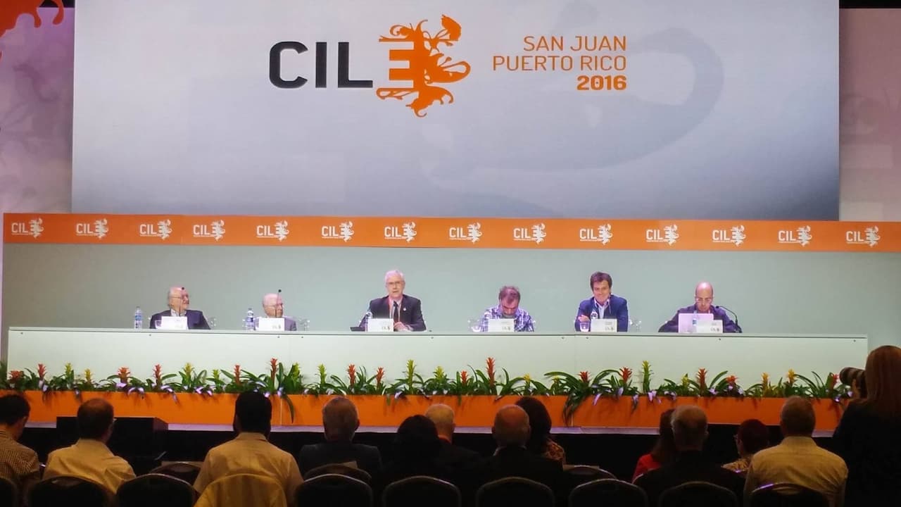 Jorge Volpi, a la extrema derecha, en sesión que discutió la ciencia en español.