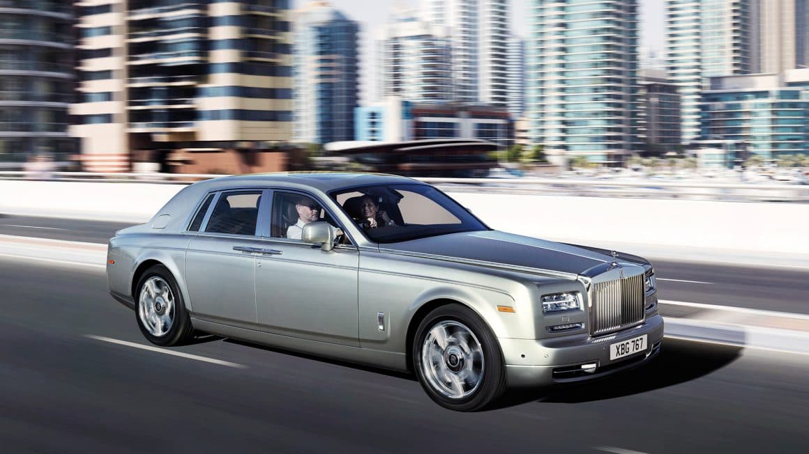 El
<b>Phantom</b> es quizás el modelo mas popular de Rolls-Royce, equipado con un
<b>motor V12 de 453 caballos de fuerza</b>, que además genera un torque de
<b>531 libras-pie</b>.