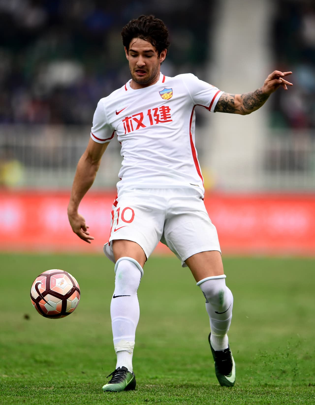 Las lesiones o mermaron y se quedó en promesa. Tuvo un regreso a su país y después volvió a Europa con el Villarreal. Le duró 6 meses hasta que lo sedujeron los millones de China.